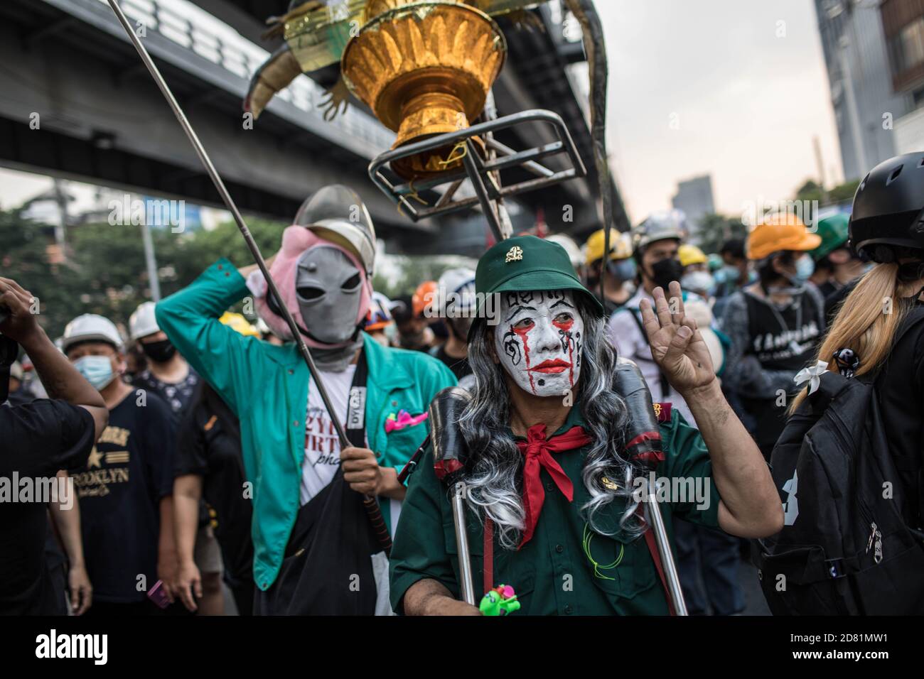 Bangkok, Thaïlande. 26 octobre 2020. Un manifestant pro-démocratie se produit tout en saluant les trois doigts lors d'une manifestation anti-gouvernementale dans la capitale thaïlandaise. Des milliers de manifestants pro-démocratie ont défilé de Samyan intersection à l'ambassade d'Allemagne pour remettre une lettre demandant une enquête sur la résidence du roi thaïlandais (Rama X) Maha Vajiralongkorn en Allemagne, ainsi que pour demander la démission du Premier ministre thaïlandais et la réforme de la monarchie. Crédit : SOPA Images Limited/Alamy Live News Banque D'Images