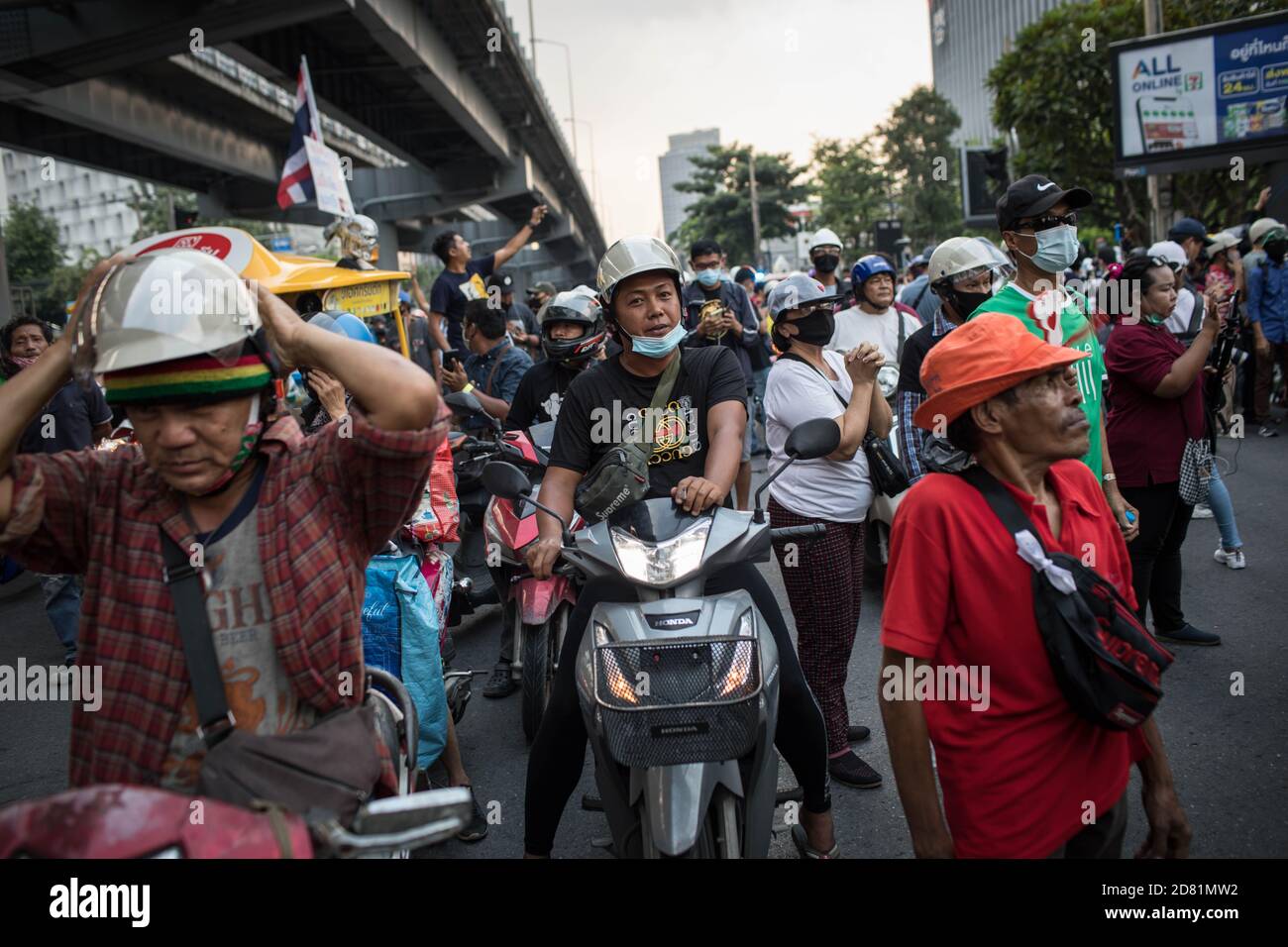Bangkok, Thaïlande. 26 octobre 2020. Des manifestants pro-démocratie à bord de leurs motos se sont vus prêts à se rendre à l'ambassade d'Allemagne lors d'une manifestation antigouvernementale dans la capitale thaïlandaise. Des milliers de manifestants pro-démocratie ont défilé de Samyan intersection à l'ambassade d'Allemagne pour remettre une lettre demandant une enquête sur la résidence du roi thaïlandais (Rama X) Maha Vajiralongkorn en Allemagne, ainsi que pour demander la démission du Premier ministre thaïlandais et la réforme de la monarchie. Crédit : SOPA Images Limited/Alamy Live News Banque D'Images