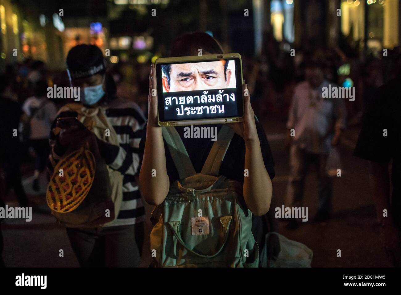 Bangkok, Thaïlande. 26 octobre 2020. Un manifestant pro-démocratie tient une tablette avec le visage du Premier ministre Prayut Chan-o-cha lors d'une manifestation anti-gouvernementale dans la capitale thaïlandaise. Des milliers de manifestants pro-démocratie ont défilé de Samyan intersection à l'ambassade d'Allemagne pour remettre une lettre demandant une enquête sur la résidence du roi thaïlandais (Rama X) Maha Vajiralongkorn en Allemagne, ainsi que pour demander la démission du Premier ministre thaïlandais et la réforme de la monarchie. Crédit : SOPA Images Limited/Alamy Live News Banque D'Images