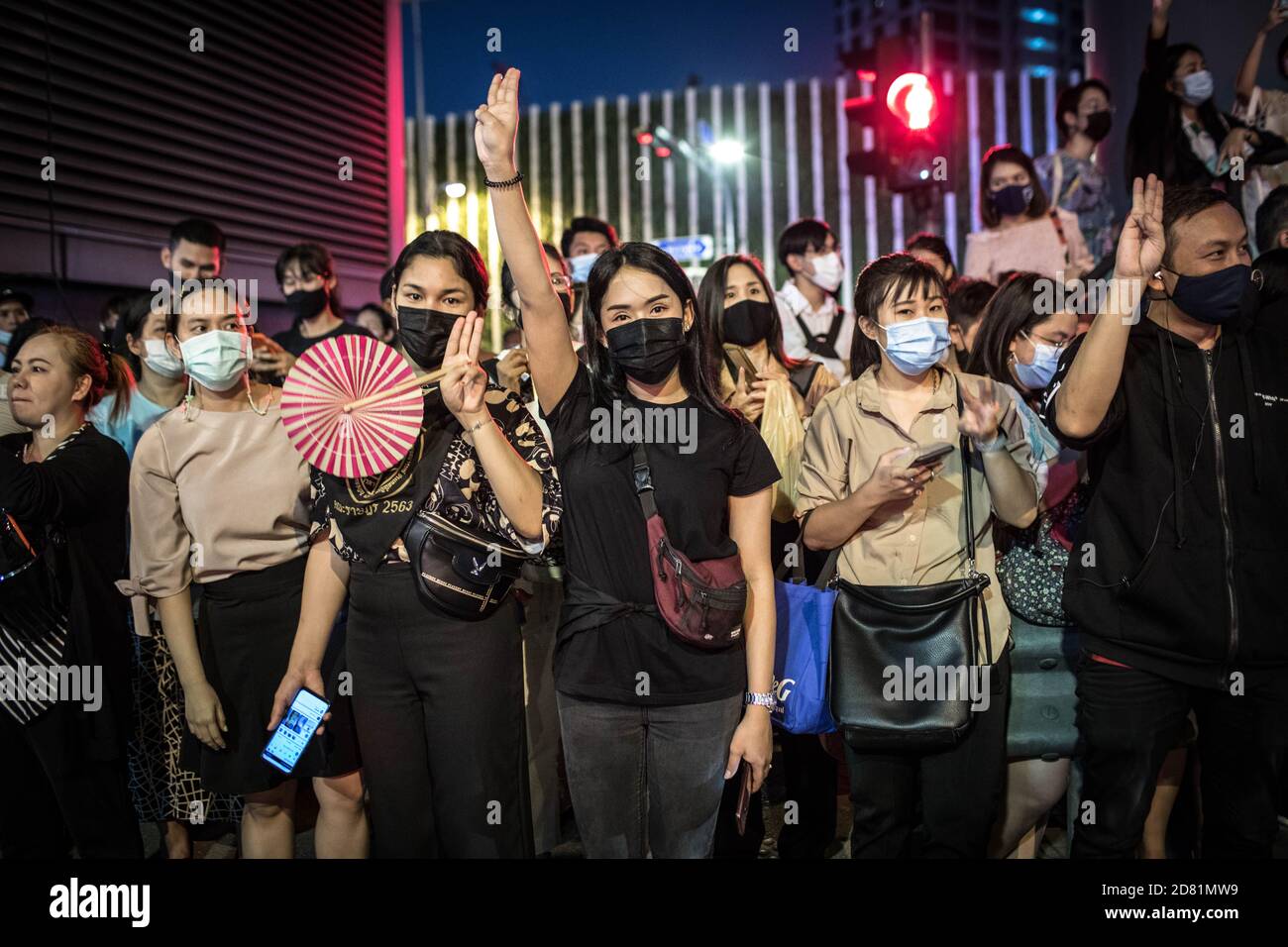 Bangkok, Thaïlande. 26 octobre 2020. Les manifestants pro-démocratie saluent les trois doigts lors d'une manifestation antigouvernementale dans la capitale thaïlandaise. Des milliers de manifestants pro-démocratie ont défilé de Samyan intersection à l'ambassade d'Allemagne pour remettre une lettre demandant une enquête sur la résidence du roi thaïlandais (Rama X) Maha Vajiralongkorn en Allemagne, ainsi que pour demander la démission du Premier ministre thaïlandais et la réforme de la monarchie. Crédit : SOPA Images Limited/Alamy Live News Banque D'Images