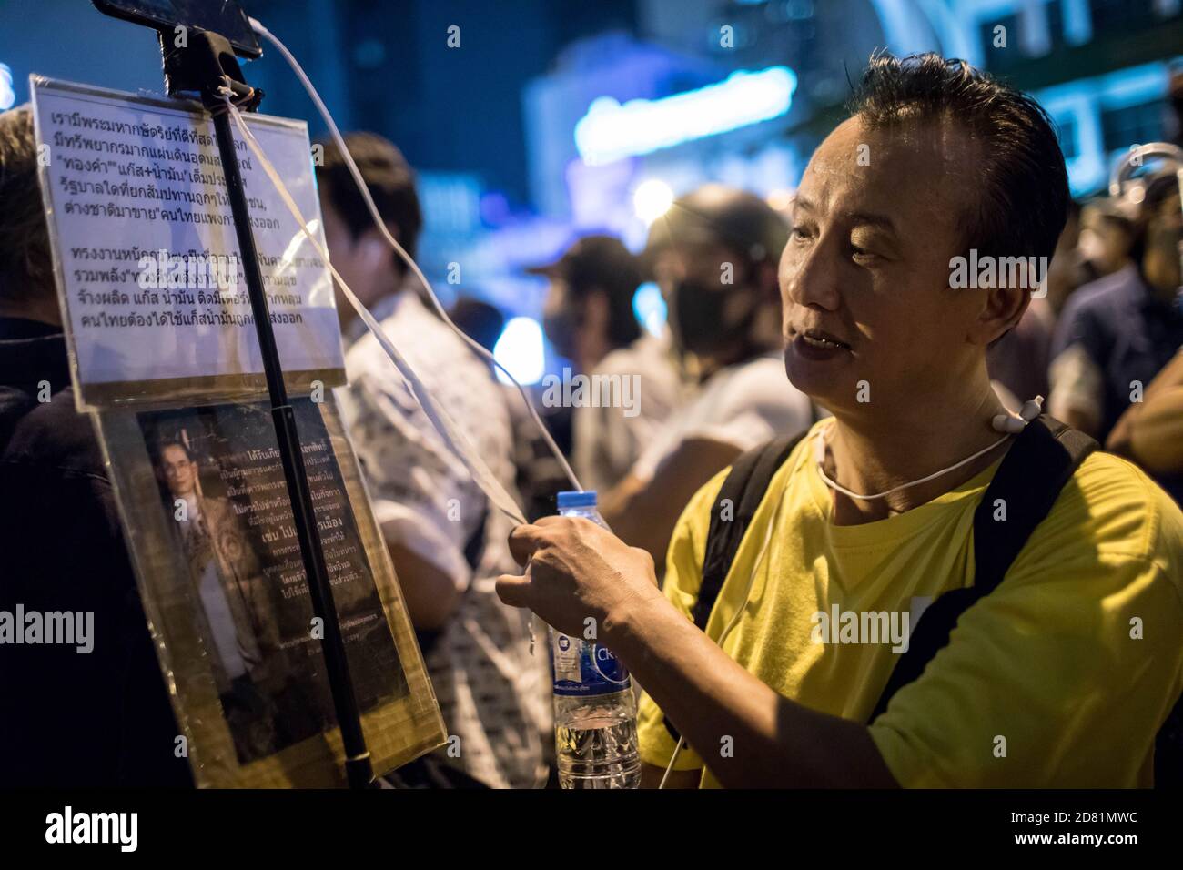 Un royaliste thaïlandais portant une chemise jaune est entré pacifiquement dans la manifestation pro-démocratie pour parler du roi thaïlandais Bhumibol Adulyadej (Rama 9) lors d'une manifestation anti-gouvernementale devant l'ambassade d'Allemagne. Des milliers de manifestants pro-démocratie ont défilé de Samyan intersection à l'ambassade d'Allemagne pour remettre une lettre demandant une enquête sur la résidence du roi thaïlandais (Rama X) Maha Vajiralongkorn en Allemagne, ainsi que pour demander la démission du Premier ministre thaïlandais et la réforme de la monarchie. Banque D'Images