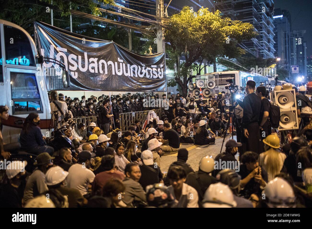 Bangkok, Thaïlande. 26 octobre 2020. Les manifestants pro-démocratie lèvent une bannière disant « réformer la monarchie » lors d'une manifestation anti-gouvernementale devant l'ambassade d'Allemagne. Des milliers de manifestants pro-démocratie ont défilé de Samyan intersection à l'ambassade d'Allemagne pour remettre une lettre demandant une enquête sur la résidence du roi thaïlandais (Rama X) Maha Vajiralongkorn en Allemagne, ainsi que pour demander la démission du Premier ministre thaïlandais et la réforme de la monarchie. Crédit : SOPA Images Limited/Alamy Live News Banque D'Images