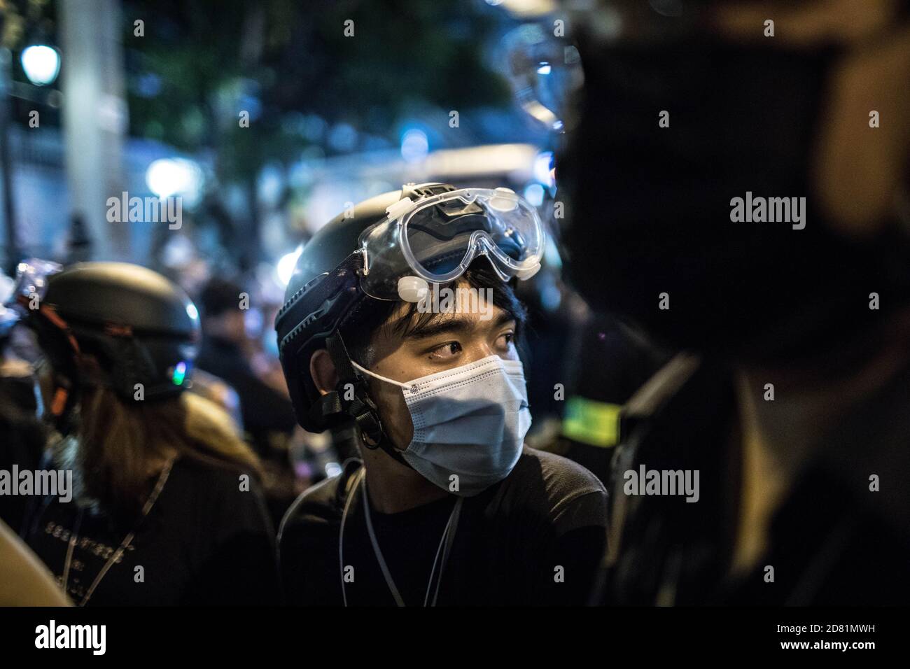 Bangkok, Thaïlande. 26 octobre 2020. Un manifestant pro-démocratie portant un regard de protection lors d'une manifestation anti-gouvernementale devant l'ambassade d'Allemagne. Des milliers de manifestants pro-démocratie ont défilé de Samyan intersection à l'ambassade d'Allemagne pour remettre une lettre demandant une enquête sur la résidence du roi thaïlandais (Rama X) Maha Vajiralongkorn en Allemagne, ainsi que pour demander la démission du Premier ministre thaïlandais et la réforme de la monarchie. Crédit : SOPA Images Limited/Alamy Live News Banque D'Images