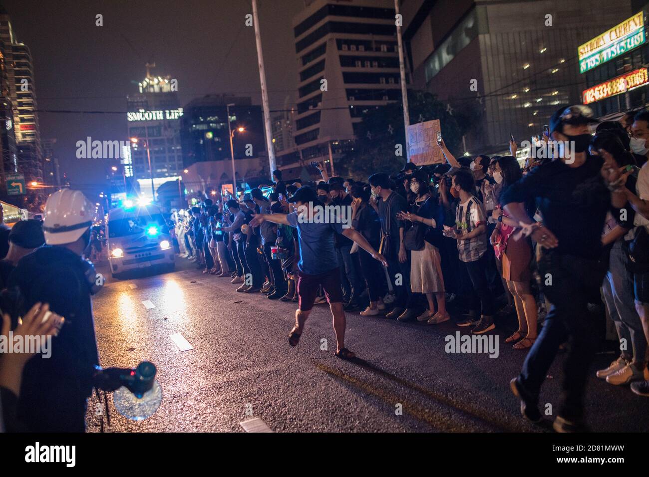 Bangkok, Thaïlande. 26 octobre 2020. Des manifestants pro-démocratie ont vu place à une ambulance lors d'une manifestation antigouvernementale dans la capitale thaïlandaise. Des milliers de manifestants pro-démocratie ont défilé de Samyan intersection à l'ambassade d'Allemagne pour remettre une lettre demandant une enquête sur la résidence du roi thaïlandais (Rama X) Maha Vajiralongkorn en Allemagne, ainsi que pour demander la démission du Premier ministre thaïlandais et la réforme de la monarchie. Crédit : SOPA Images Limited/Alamy Live News Banque D'Images