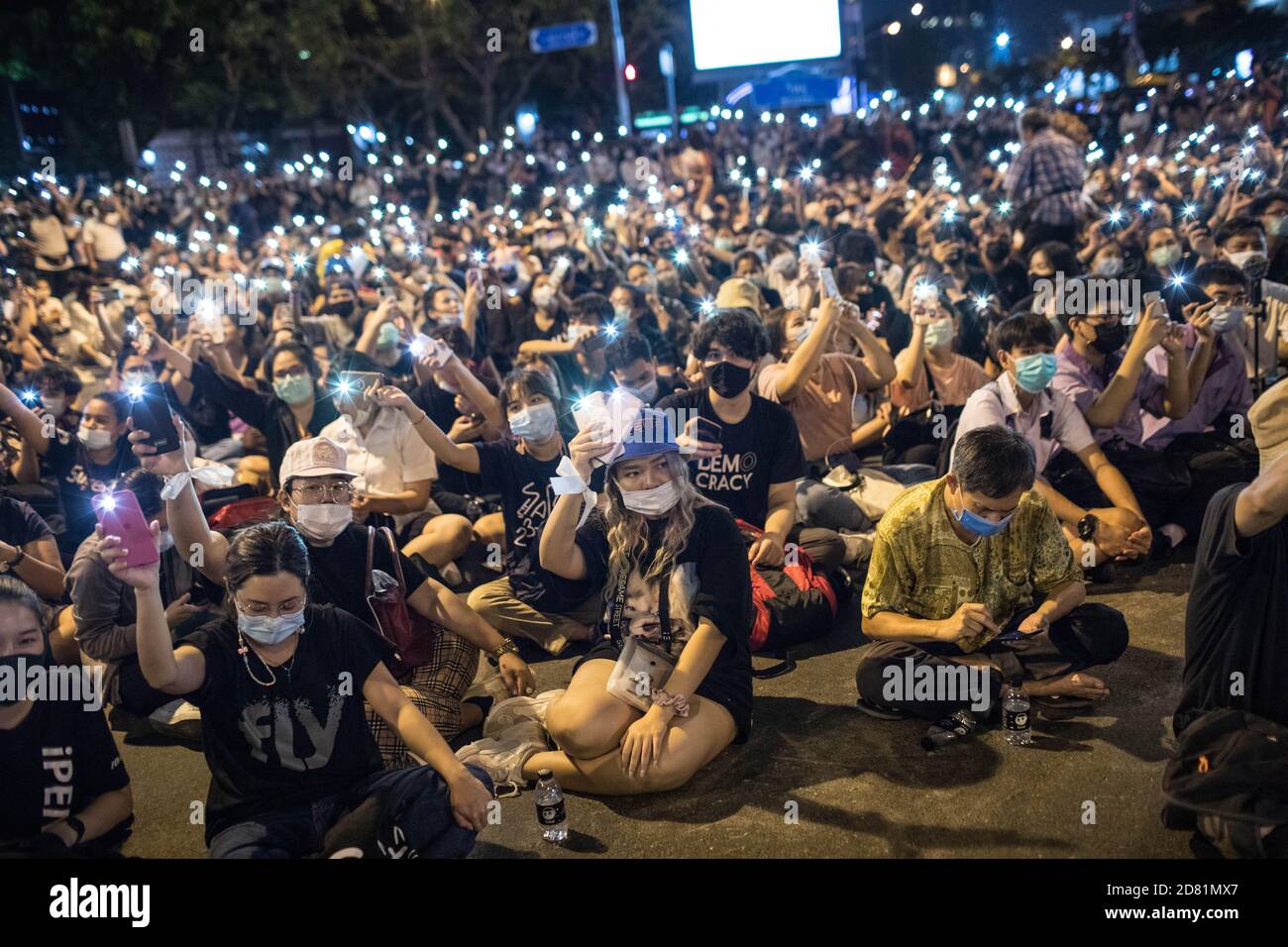 Bangkok, Thaïlande. 26 octobre 2020. Les manifestants pro-démocratie éclairent les lumières de leur smartphone lors d'une manifestation antigouvernementale dans la capitale thaïlandaise. Des milliers de manifestants pro-démocratie ont défilé de Samyan intersection à l'ambassade d'Allemagne pour remettre une lettre demandant une enquête sur la résidence du roi thaïlandais (Rama X) Maha Vajiralongkorn en Allemagne, ainsi que pour demander la démission du Premier ministre thaïlandais et la réforme de la monarchie. Crédit : SOPA Images Limited/Alamy Live News Banque D'Images