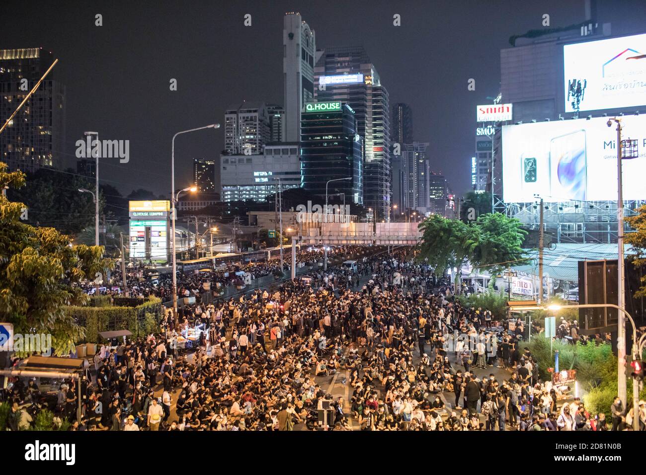 Bangkok, Thaïlande. 26 octobre 2020. Une vue générale d'une foule des manifestants pro-démocratie lors d'une manifestation antigouvernementale devant l'ambassade d'Allemagne. Des milliers de manifestants pro-démocratie ont défilé de Samyan intersection à l'ambassade d'Allemagne pour remettre une lettre demandant une enquête sur la résidence du roi thaïlandais (Rama X) Maha Vajiralongkorn en Allemagne, ainsi que pour demander la démission du Premier ministre thaïlandais et la réforme de la monarchie. Crédit : SOPA Images Limited/Alamy Live News Banque D'Images