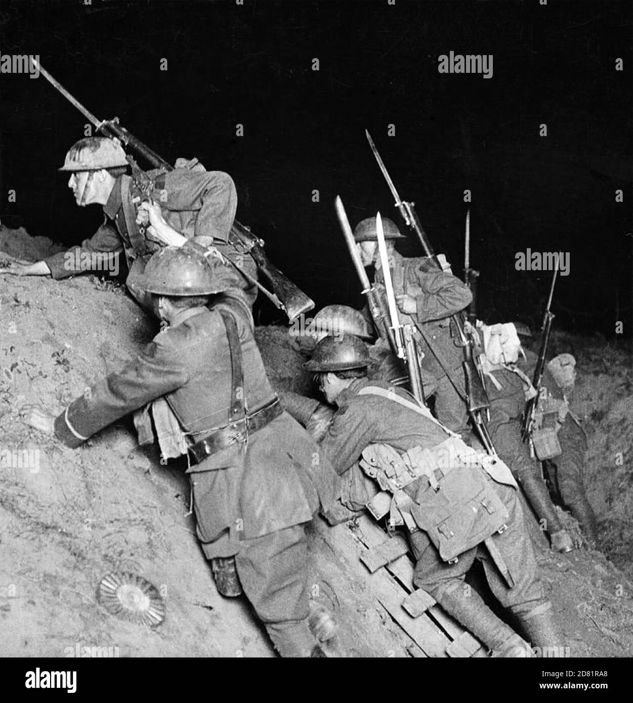 ATTAQUE DE NUIT WWI - les soldats britanniques se préparent à aller au-dessus du sommet dans une photo posée. Banque D'Images