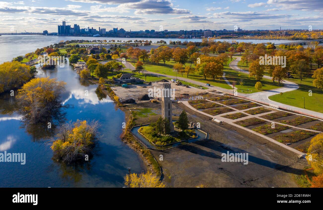 Detroit, Michigan - le carillon de la paix Nancy Brown sur Belle Isle, un parc insulaire dans la rivière Detroit. À côté du carillon se trouve le Piet nouvellement planté Banque D'Images