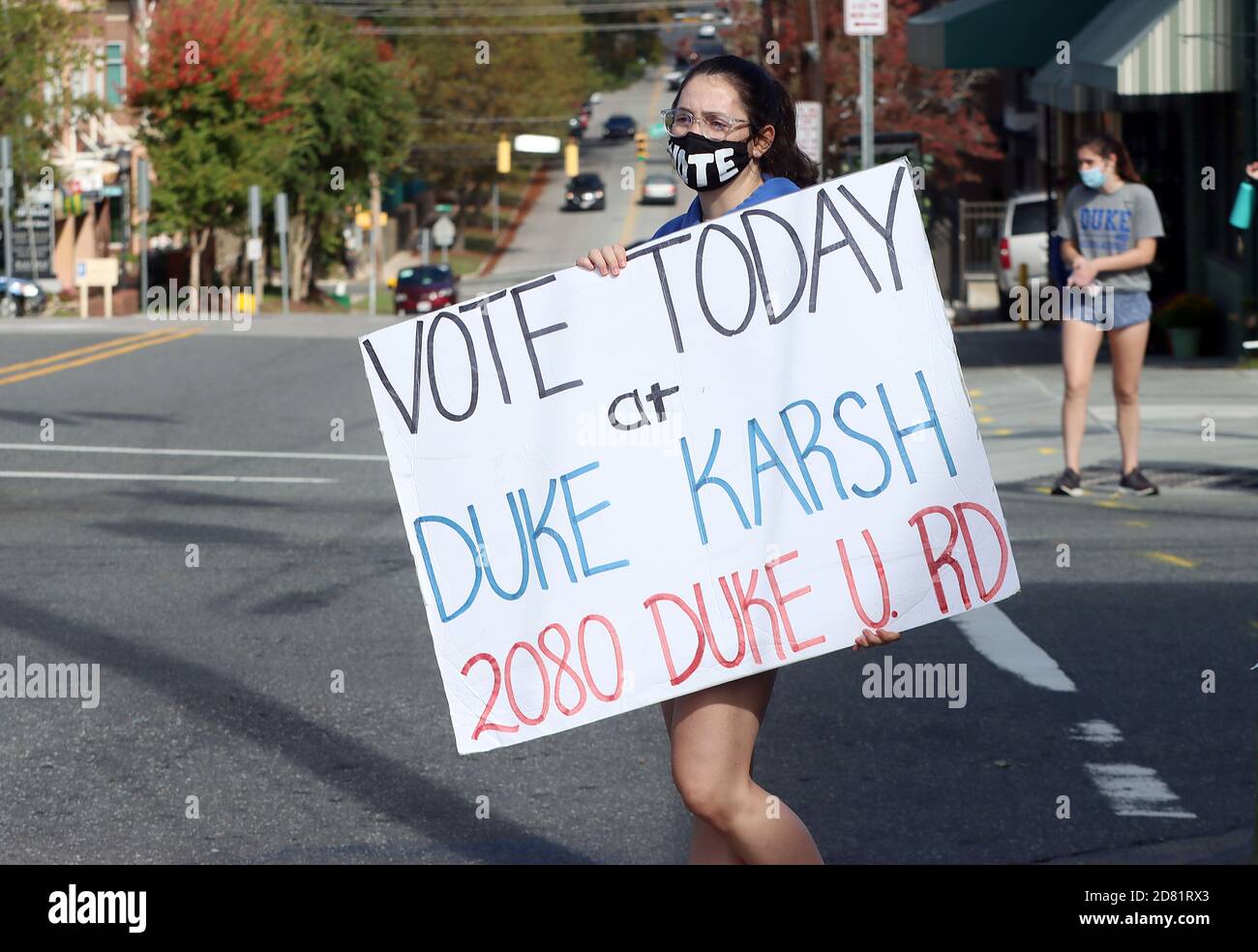 Durham, Caroline du Nord, États-Unis. 26 octobre 2020. HANNAH TAUBENFELD, directrice de l'Université Duke, de New York City, obtient le vote sur le campus de Durham, en Caroline du Nord, alors que les étudiants étaient stationnés aux intersections avec des panneaux indiquant les conducteurs et les piétons aux bureaux de vote sur le campus ouverts pour le vote anticipé, qui se déroulera du 15 octobre 2020 au 31 octobre. 2020 en Caroline du Nord. Crédit : Bob Karp/ZUMA Wire/Alay Live News Banque D'Images