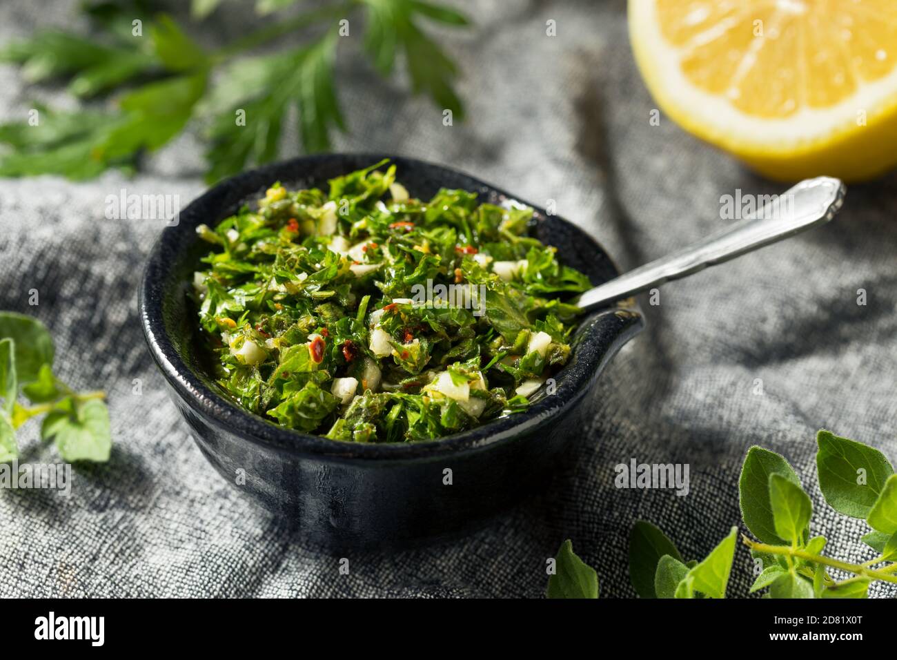 Sauce piquante Chimichurri maison avec persil et origan Banque D'Images