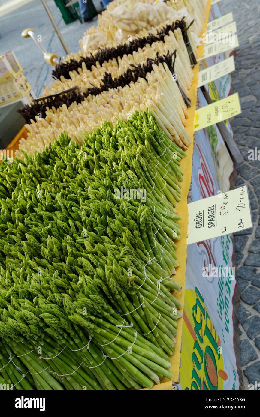Asperges vertes et blanches sur un marché allemand. Banque D'Images