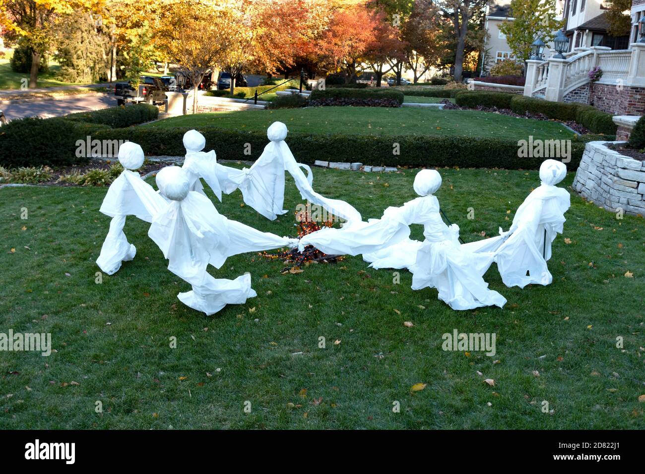 Décoration D'halloween Dans Une Cour Avant, Fantômes Dansant Dans Un  Cercle. St Paul Minnesota Mn États-Unis Photo Stock - Alamy