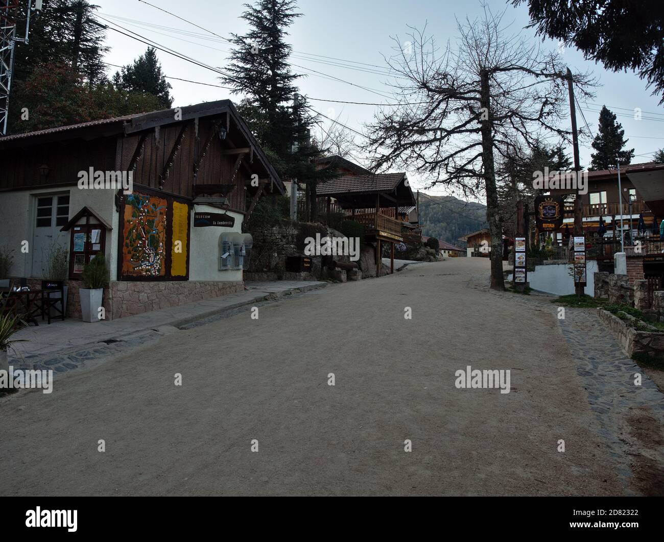 La Cummbrecita, Cordoue, Argentine - 2020: Vue sur la rue principale de cette ville touristique dans les montagnes. Banque D'Images