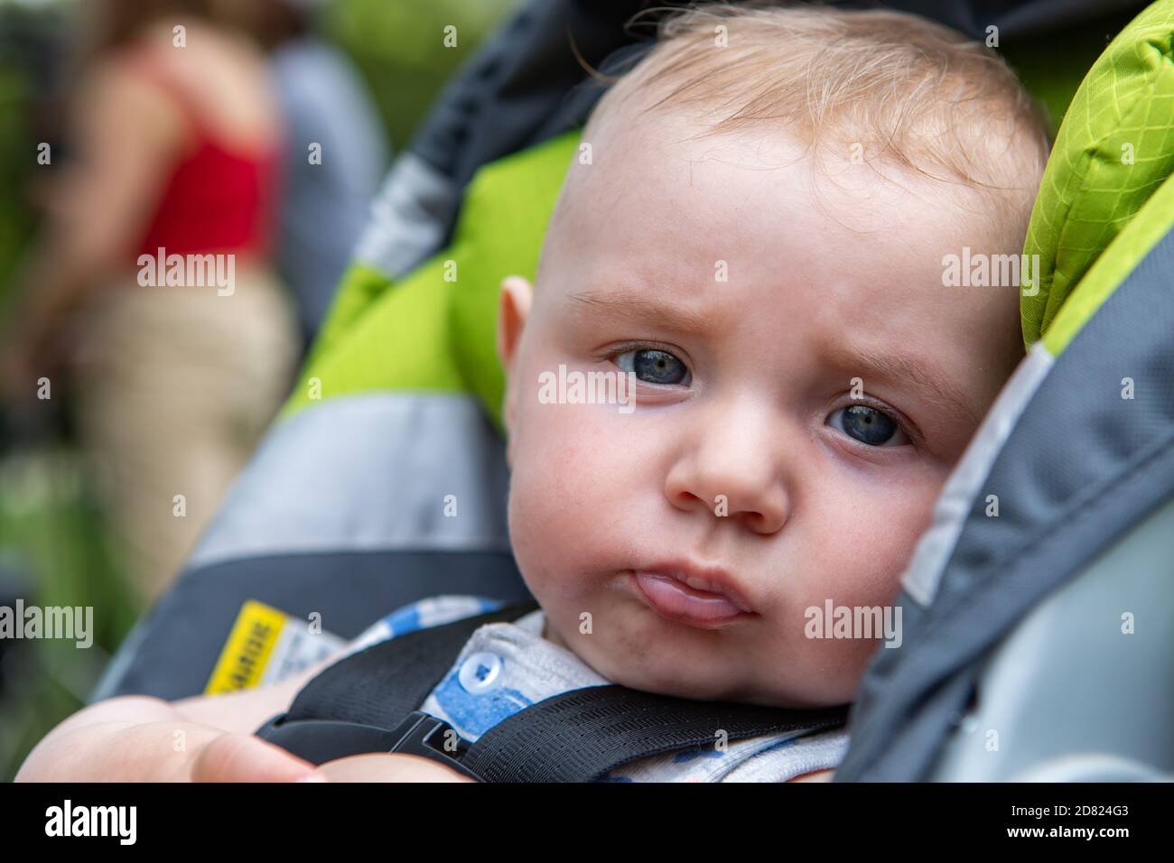 Foyer Selectif De Portrait De Bebe Mignon Petit Garcon Assis En Pram Moderne Avec Ceinture De Securite Attachee Pour La Securite En Exterieur Stationnement Photo Stock Alamy