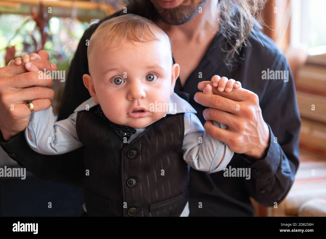 Portrait D Un Petit Bebe Garcon Mignon Vetu D Une Tenue Classique Vetements Avec Noeud Assis Sur Les Peres Genoux A La Maison Et Tenir Les Mains Pour Le Soutien Photo Stock Alamy
