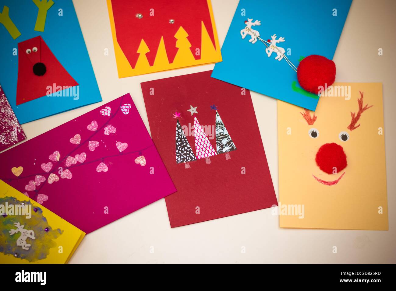 cartes de noël de renne, arbre de noël, neige et coeurs faites par des enfants qui s'allonger sur la table Banque D'Images