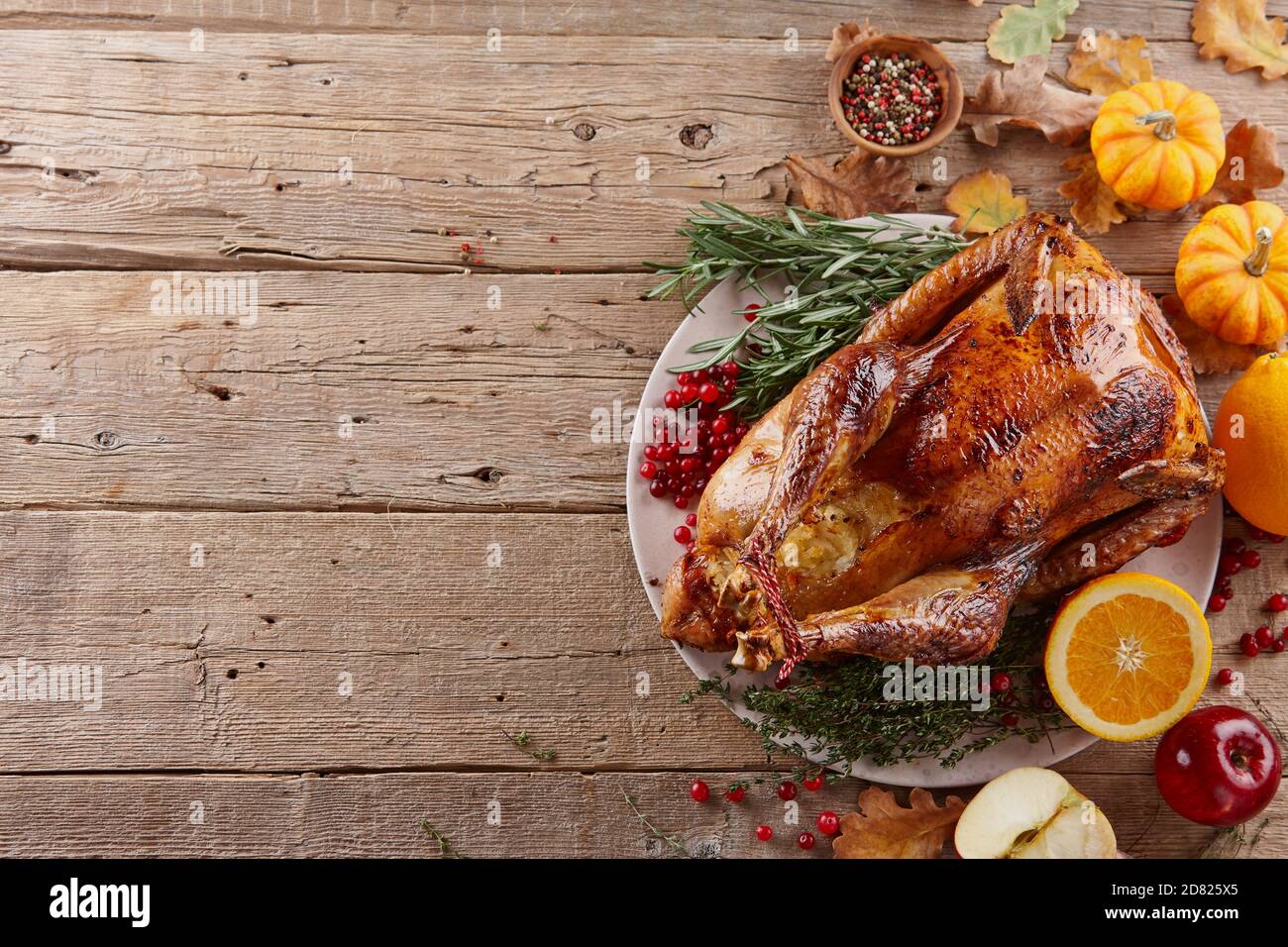dinde rôtie farcie de pommes et d'oranges pour le dîner de Thanksgiving. Repas de vacances traditionnel. Banque D'Images