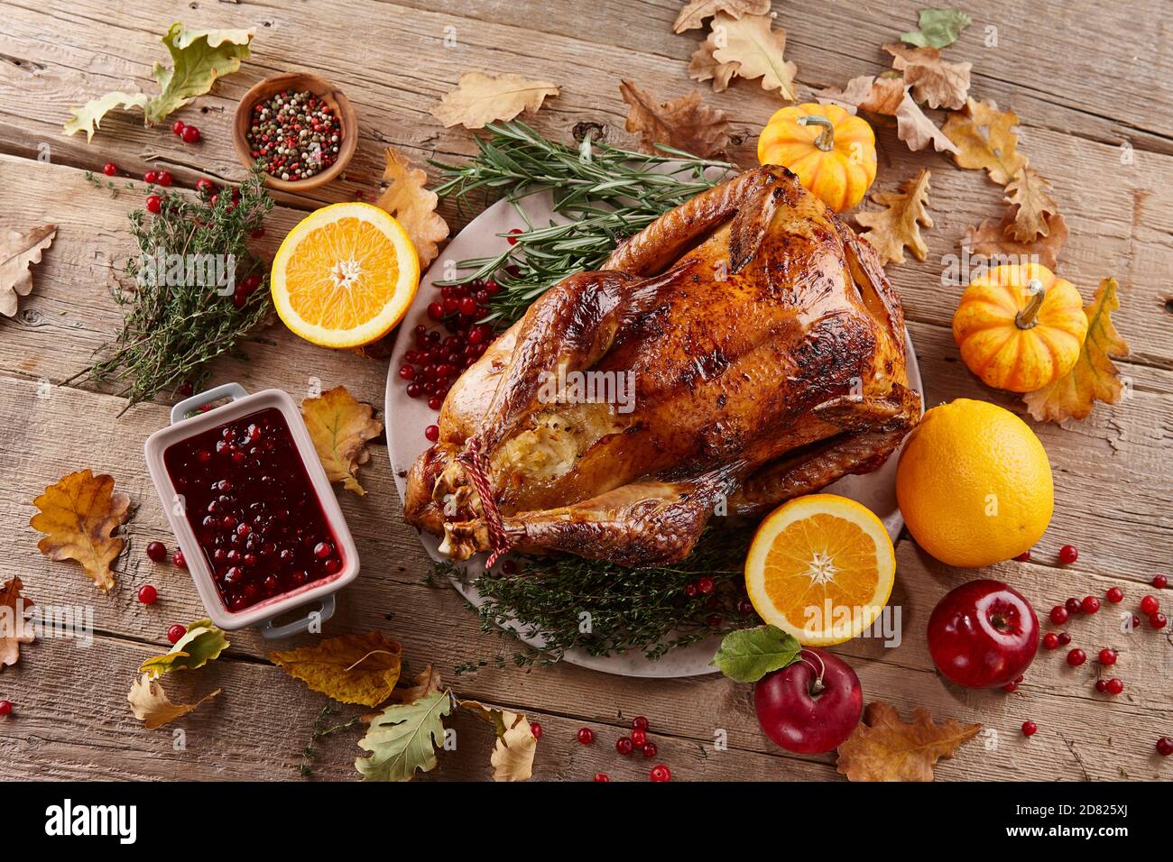 dinde rôtie farcie de pommes et d'oranges pour le dîner de Thanksgiving. Repas de vacances traditionnel. Banque D'Images