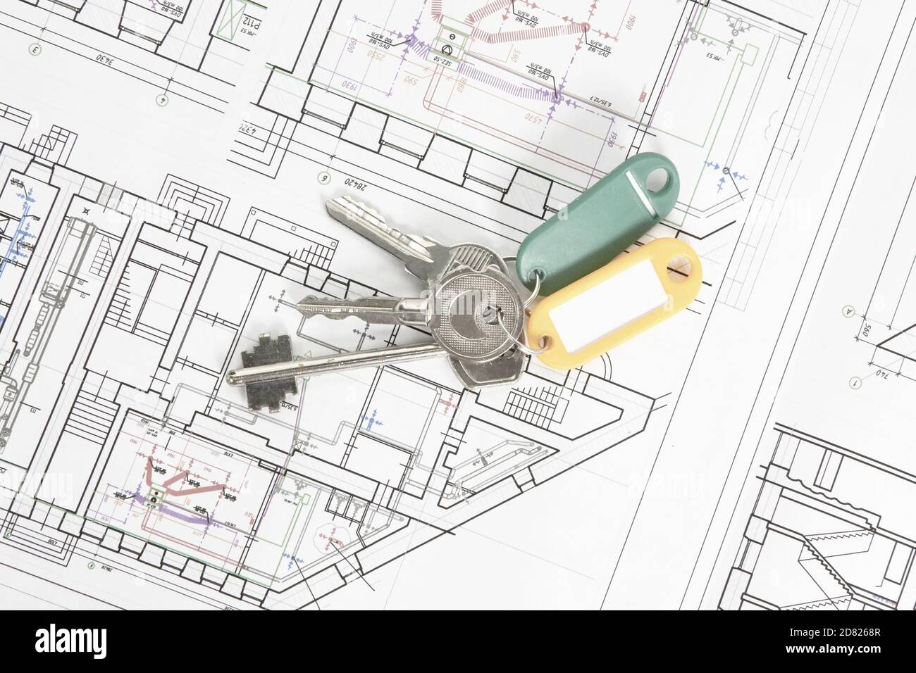 dessins architecturaux sur une feuille blanche avec les clés de la maison, le concept de construction et de conception de l'immobilier. Banque D'Images