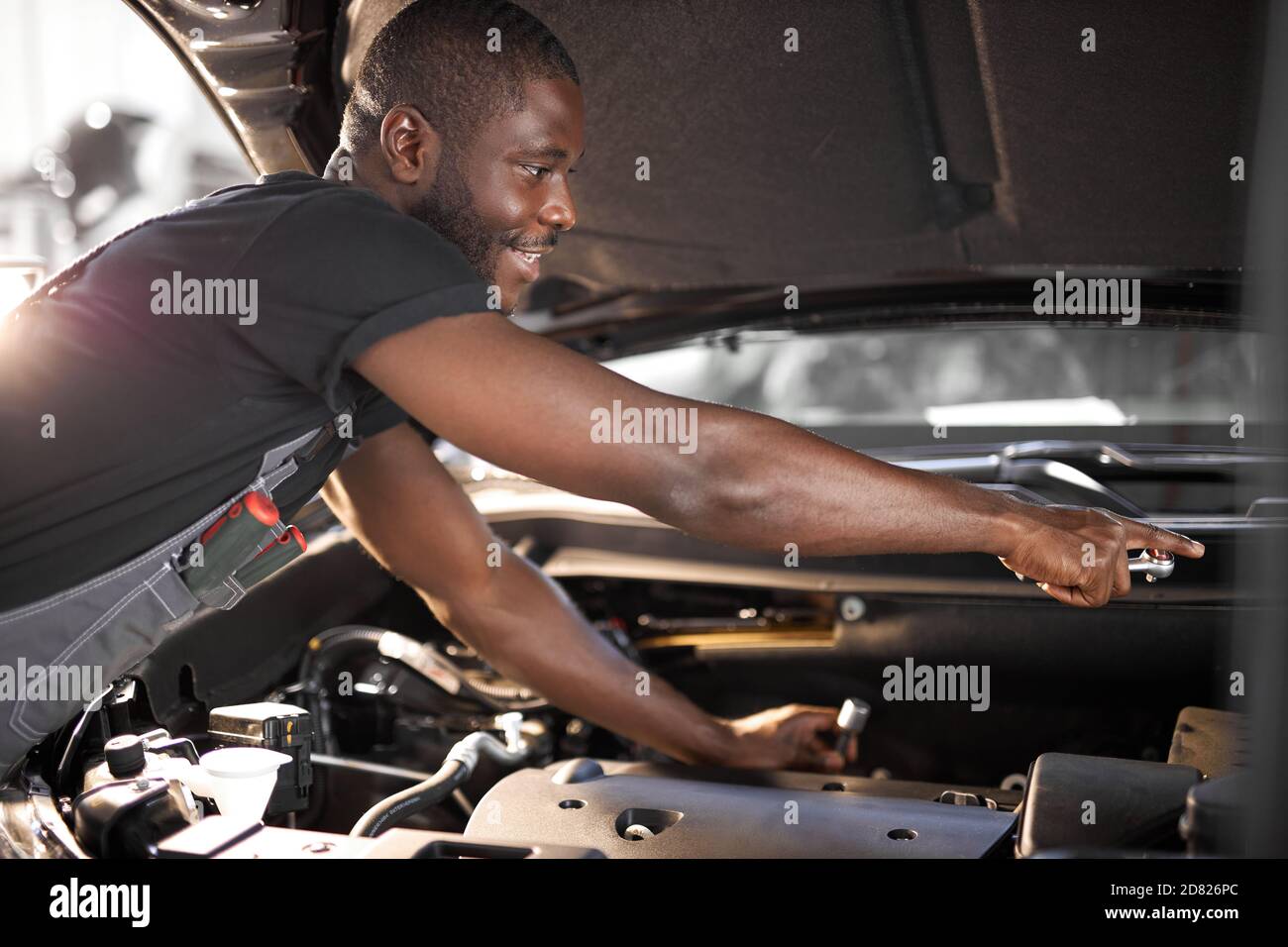 réparation en action. travailleur employé en uniforme travaille dans le salon de l'automobile, confiant mécanicien de l'automobile est professionnel de service Banque D'Images