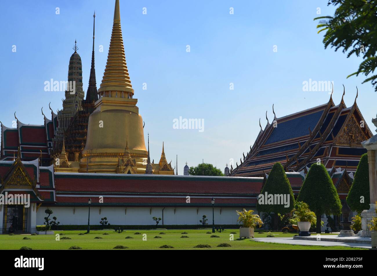 Bangkok, Thaïlande - Wat Phra Kaew ou le Temple du Bouddha d'Émeraude vu de la Cour extérieure Banque D'Images