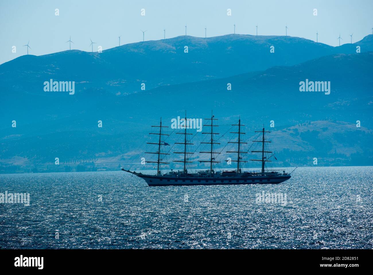 Backlits pour un ancien voilier typique de cinq mâts pour la croisière Passagers ancrage sur la mer de Nauplion (Star Clippers Banque D'Images