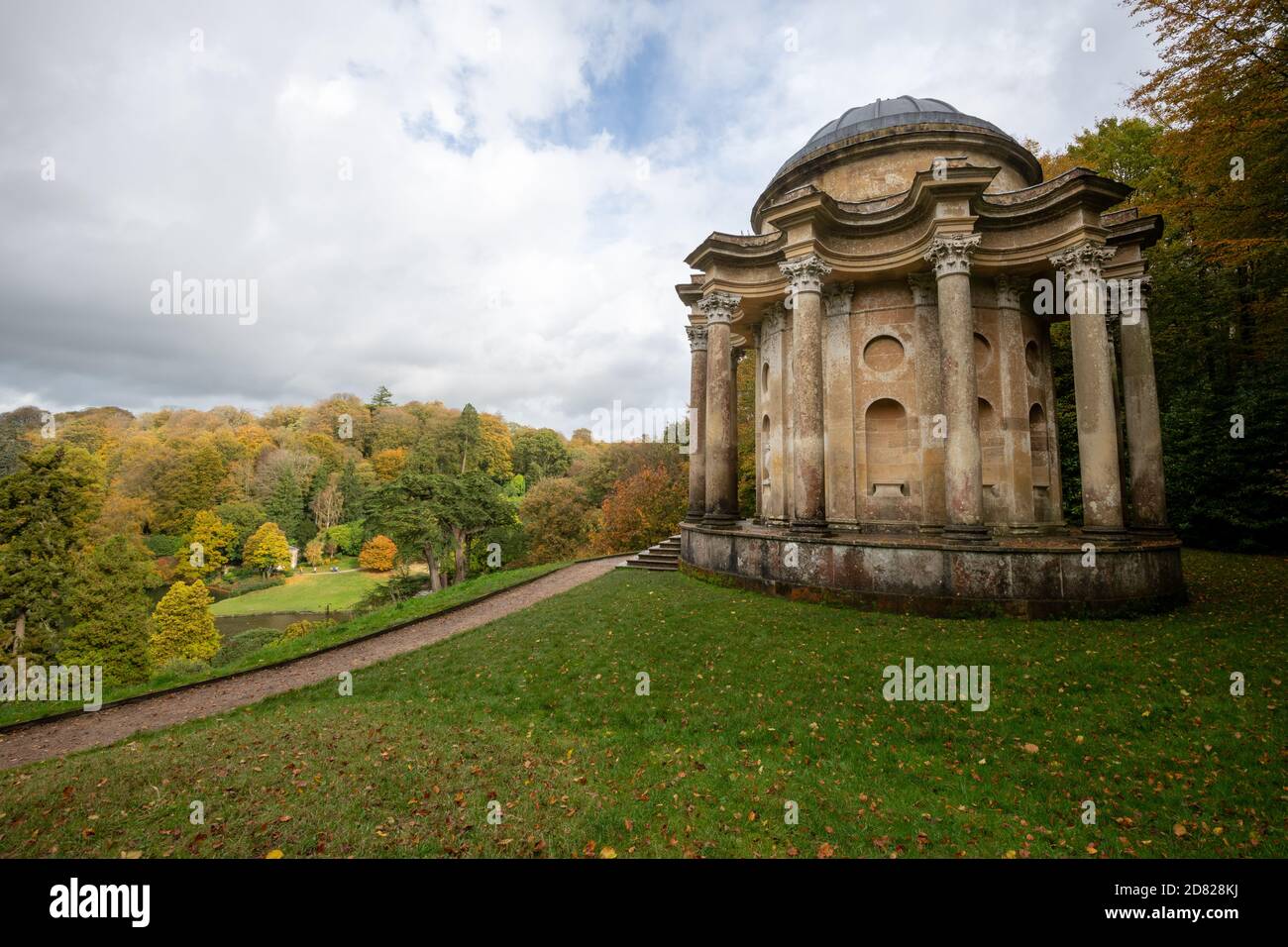 Stourton.Wiltshire.United Kingdom.20 octobre 2020.les couleurs d'automne à Stourhead peuvent être vues depuis le Temple d'Apollon dans les jardins de Stourhead. Banque D'Images