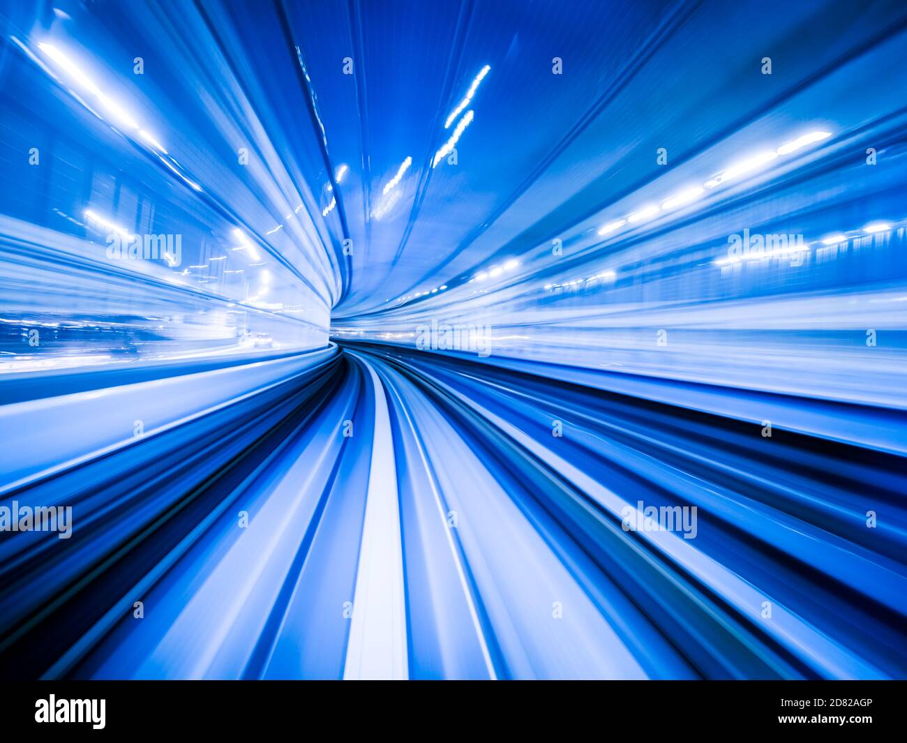 Mouvement train flou se déplaçant dans le tunnel du train urbain. Flou de mouvement arrière-plan abstrait. Banque D'Images