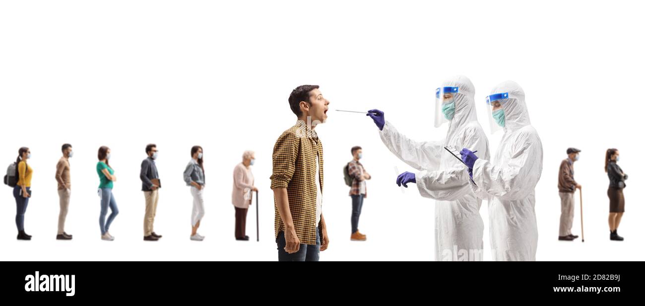 Médecins dans un costume de Hazmat testant un homme pour Covid-19 et une ligne de personnes attendant isolée sur fond blanc Banque D'Images