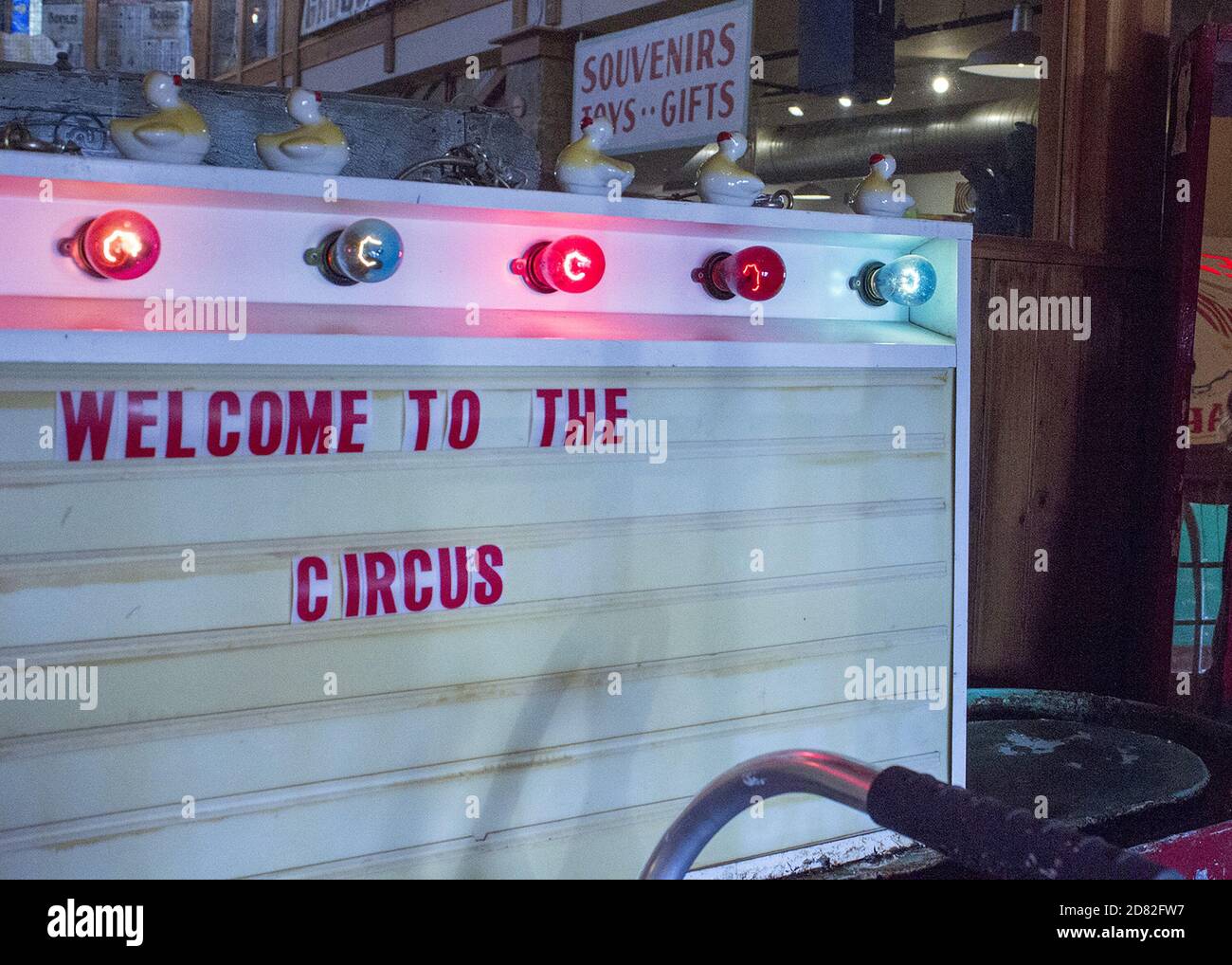 Image d'un rectangle lumineux avec les mots « Bienvenue » au cirque » Banque D'Images