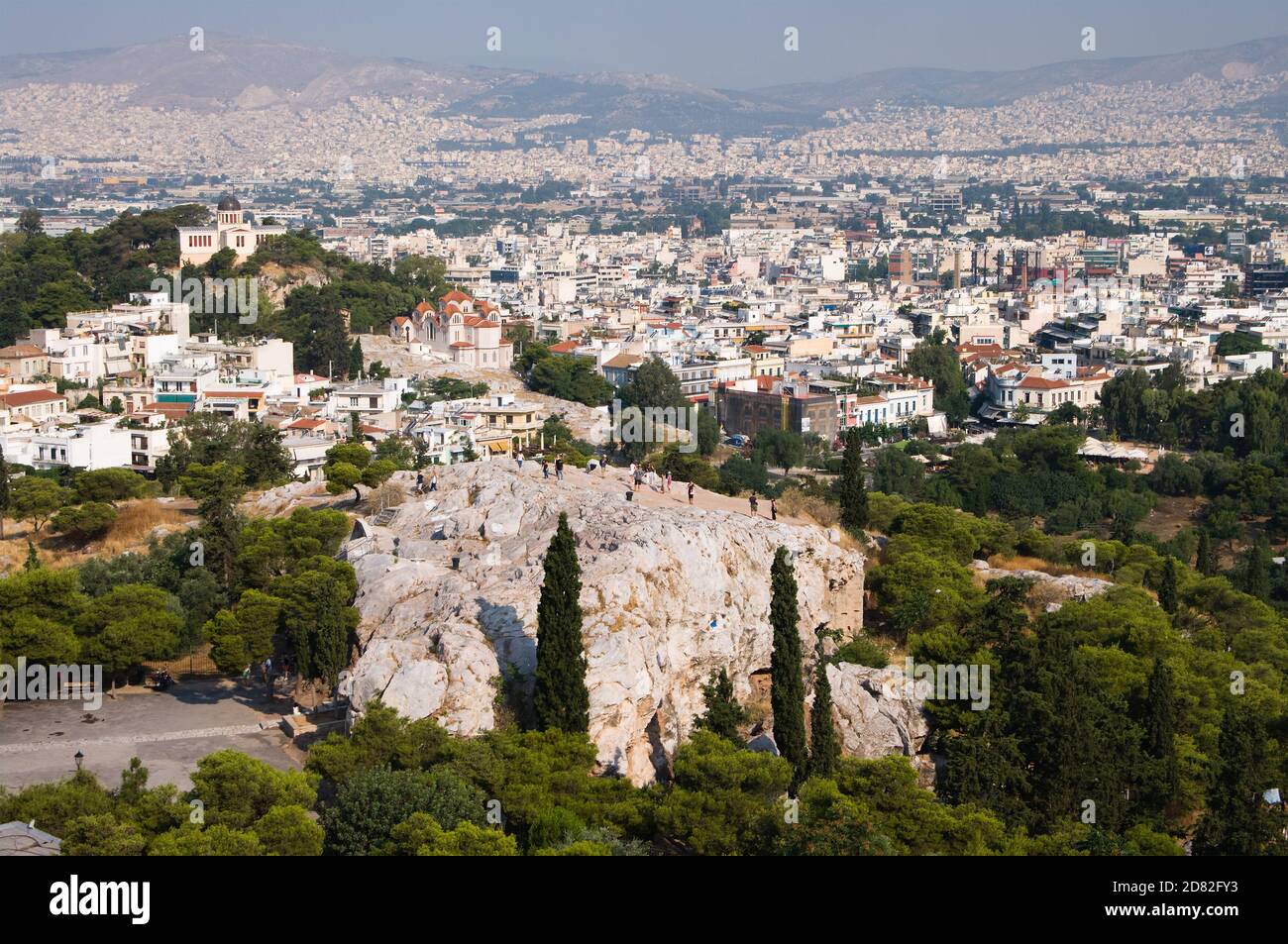 Vue des touristes sur la colline d'Areopagus depuis la colline de Filopappos-Philopapos en arrière-plan habitation de la ville d'Athènes, Grèce Banque D'Images