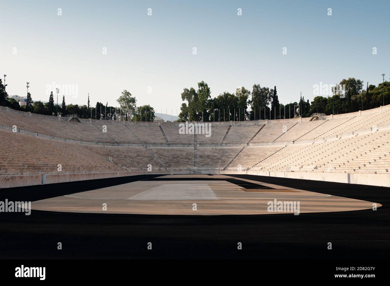 C'est un immense stade en forme de U, en marbre fin à Athènes, en Grèce. Situé à l'endroit où l'ancien stade panathénaïque était autrefois, était le fu Banque D'Images