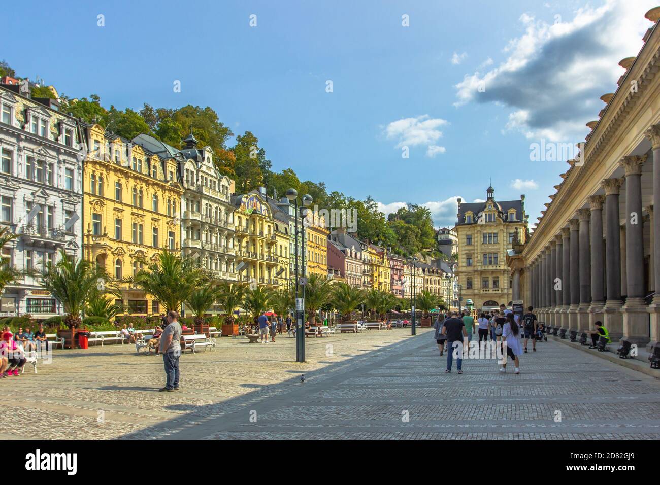 Karlovy Vary, République tchèque - 12 septembre 2020. Vue sur la rue aux façades colorées de la célèbre ville thermale tchèque. Architecture romantique de la Bohême Banque D'Images