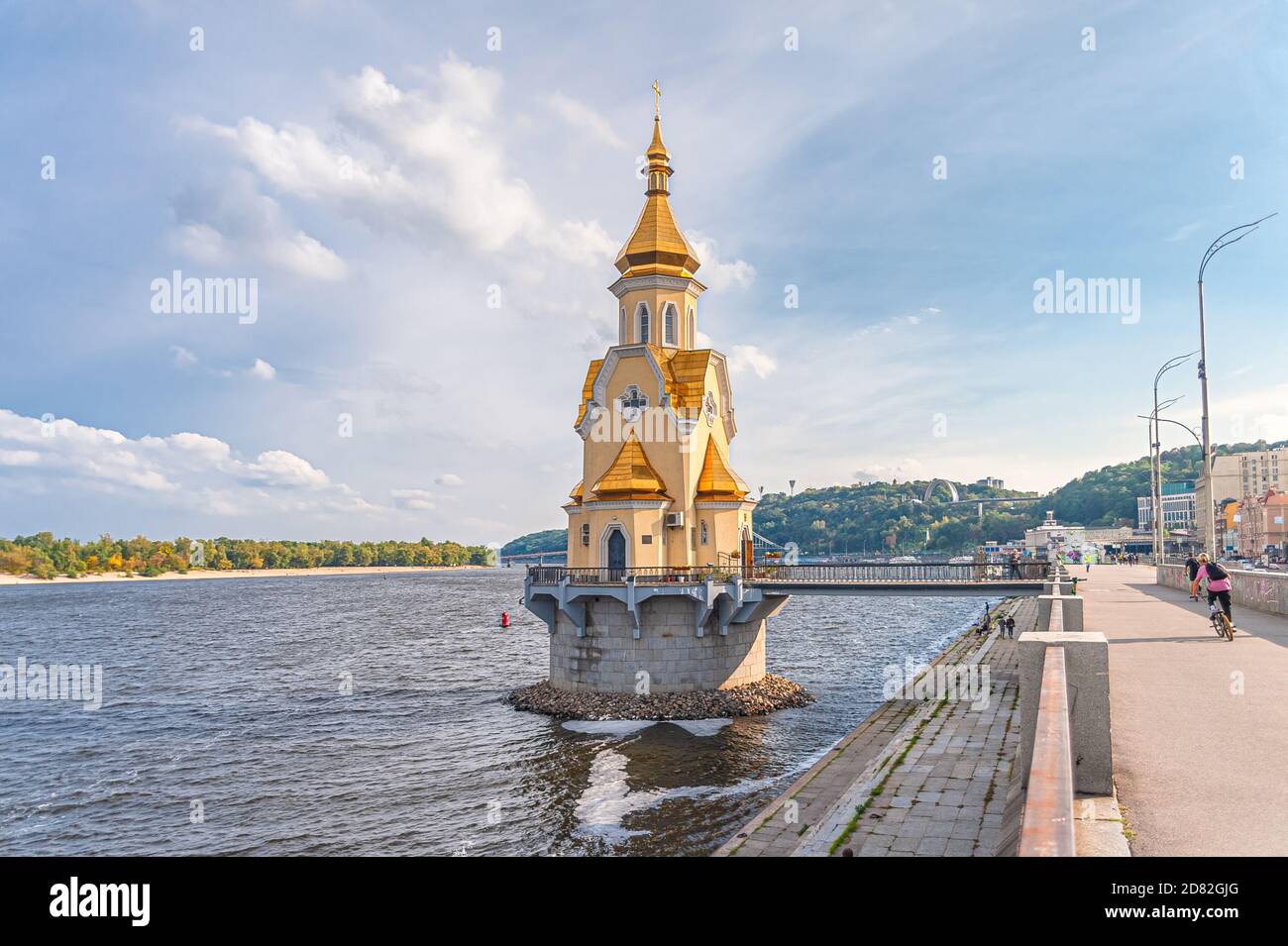 Eglise Saint-Nicolas le Wonderworker sur l'eau et le remblai piétonnier situé sur la Dnipro River à Kiev, Ukraine Banque D'Images