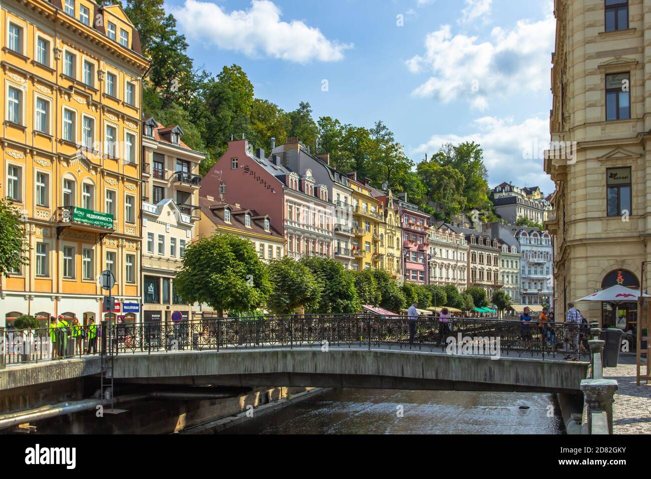 Karlovy Vary, République tchèque - 12 septembre 2020. Vue sur le canal et la rue aux façades colorées de la célèbre ville thermale tchèque. Architecture romantique de Banque D'Images