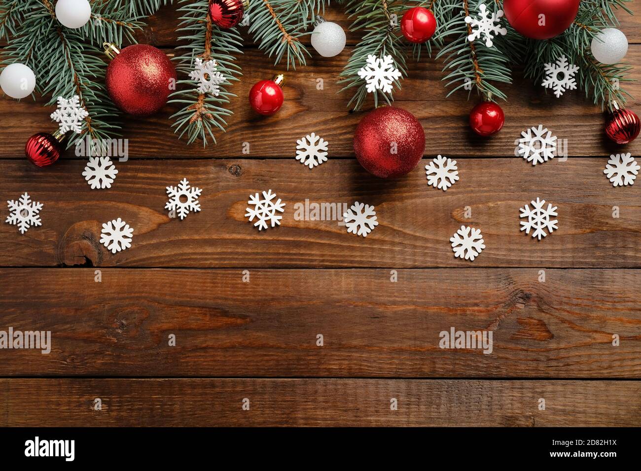 Composition de Noël pour les étals. Branches de sapin décorées de boules rouges et de flocons de neige sur une table en bois. Carte postale de Noël, modèle de carte de vœux du nouvel an Banque D'Images Composition de Noël pour les étals. Branches de sapin décorées de boules rouges et de flocons de neige sur une table en bois. Carte postale de Noël, modèle de carte de vœux du nouvel an Banque D'Images