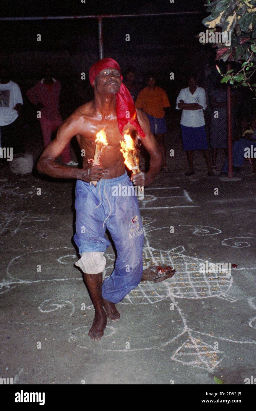 Cérémonie Voodoo en Haïti : le prêtre voodoo excorcising le diable Photo  Stock - Alamy