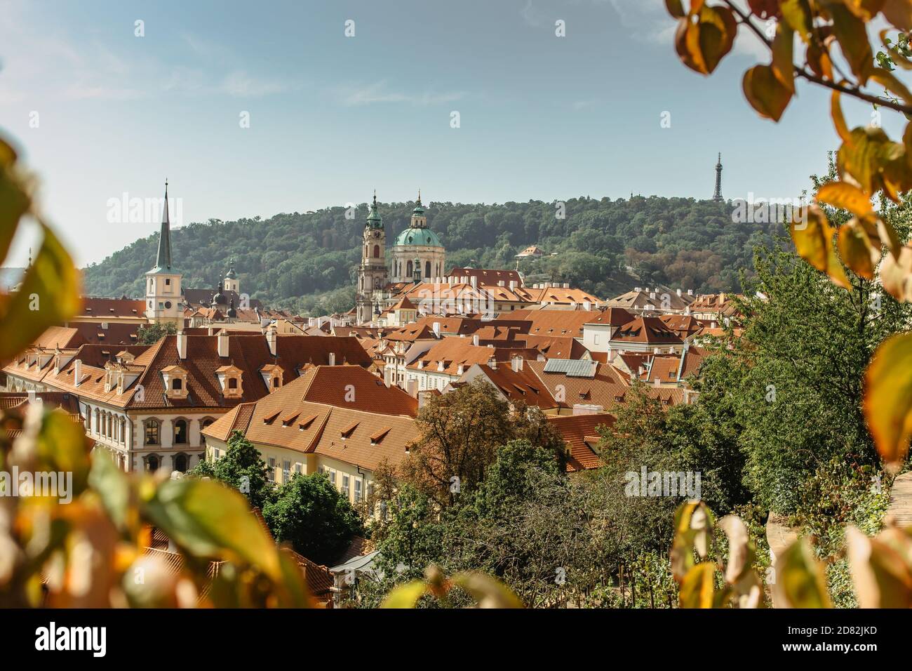 Vue de la vieille ville avec des bâtiments hictoriques, toits rouges, églises, colline de Petrin dedans Prague,Tchéquie.Panorama de Prague.magnifique paysage ensoleillé de la capitale Banque D'Images