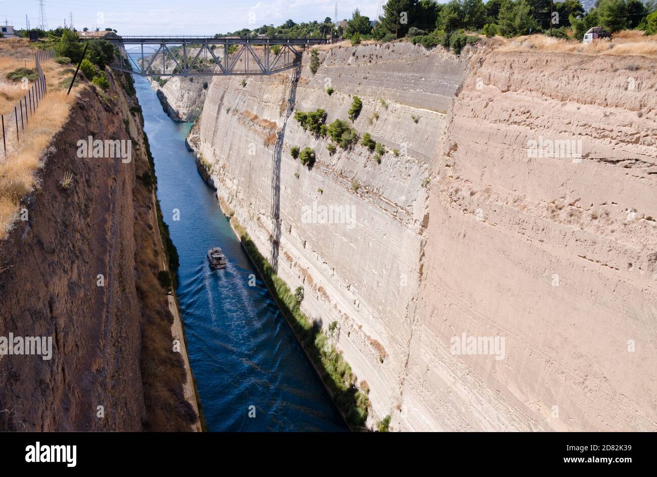 Navire traversant le canal de Corinthe en Grèce Banque D'Images