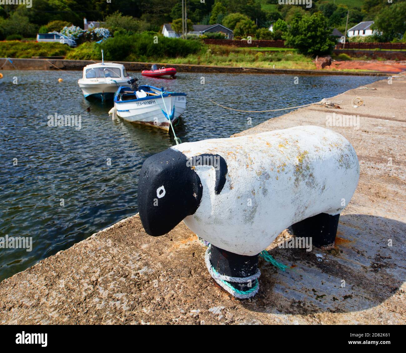 Tasseaux de moutons au brise-lames du port de Corrie, île d'Arran, Écosse Banque D'Images