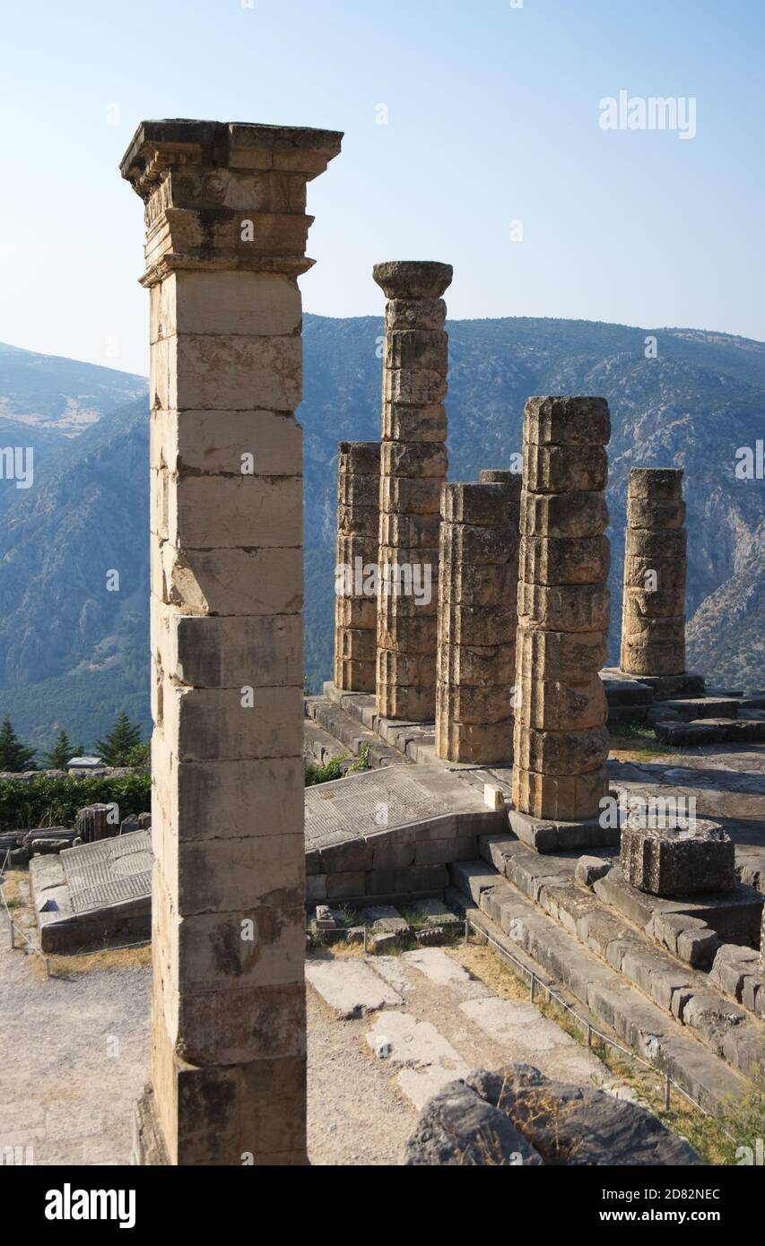 Une base carrée de colonne et des colonnes rondes du Temple d'Apollon dans le sanctuaire d'Apollon à flanc de colline à Delphes, Grèce Banque D'Images