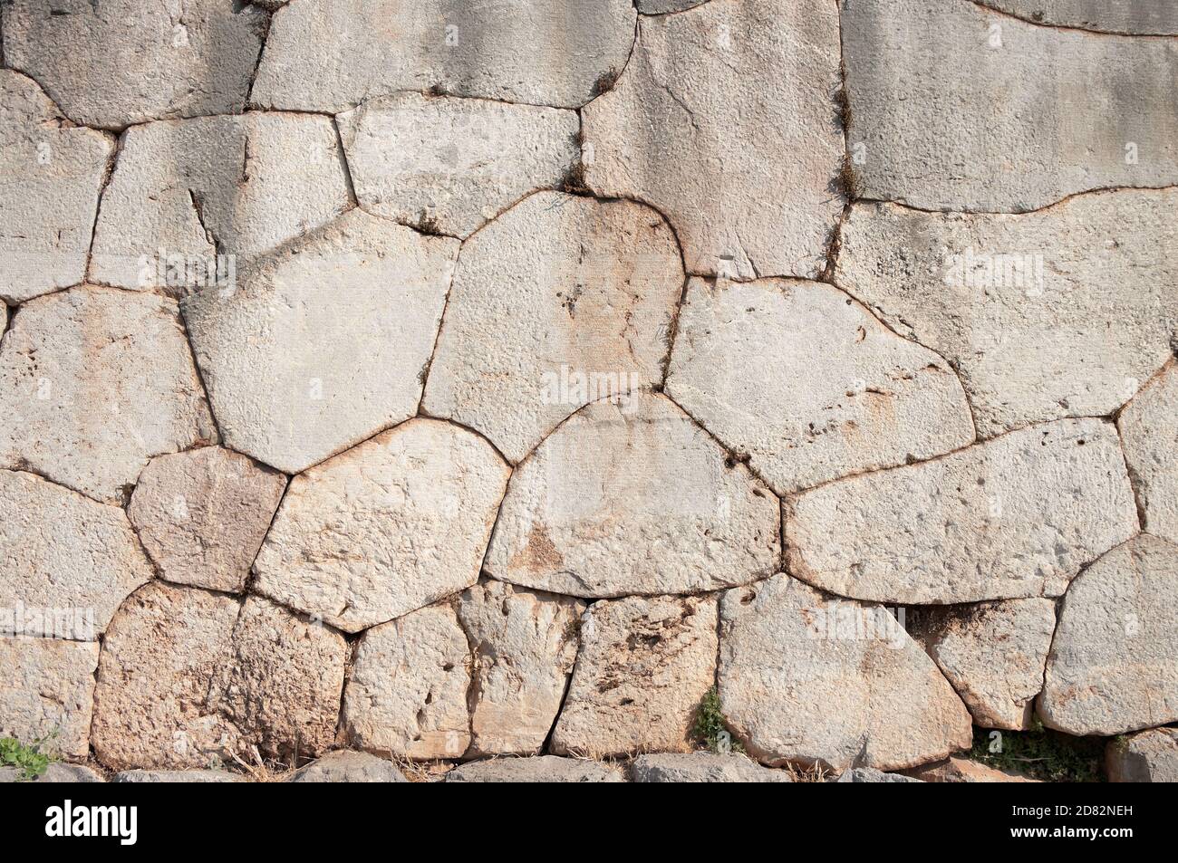 Paroi cyclopéenne d'oracle Delphi - Grèce - caractérisée par l'utilisation de pierres massives de forme et de taille irrégulières de passage Banque D'Images