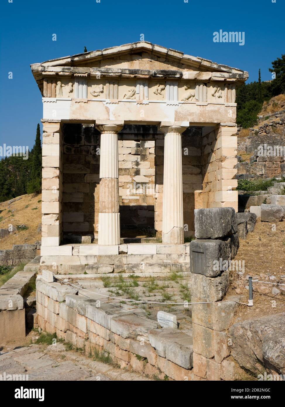 La reconstruction du Trésor athénien dans le sanctuaire d'Apollon à Delphes, Grèce Banque D'Images