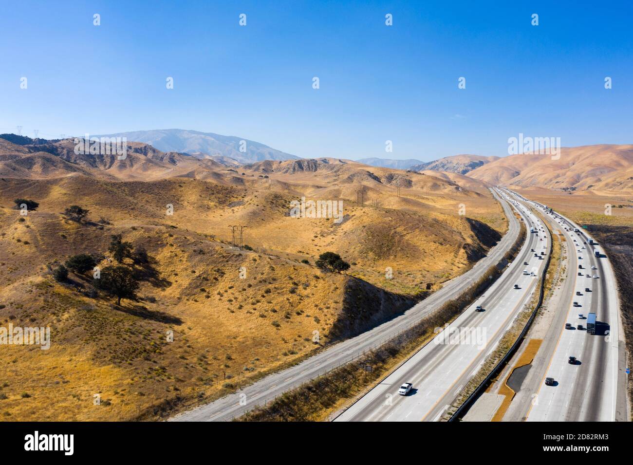 Vue aérienne de l'Interstate 5 en passant par les collines dorées du col de Tejon à Gorman, le long de la faille de San Andreas, en Californie Banque D'Images