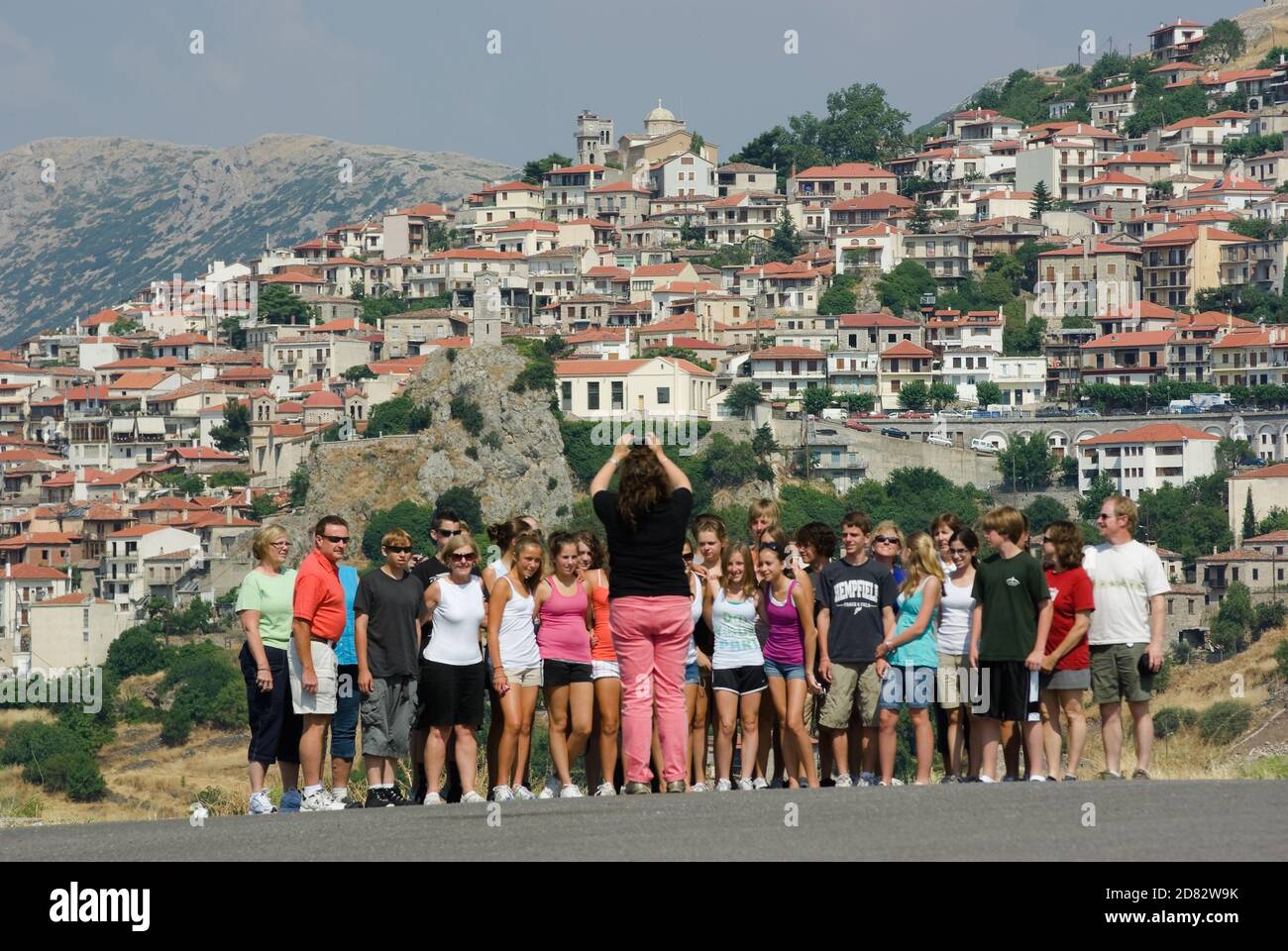 Arachova, Grèce - 18 juillet 2009: Un groupe d'écoles de tourisme pose pour une photo; en arrière-plan le village d'Arachova en Grèce (le groupe est hors de FO Banque D'Images