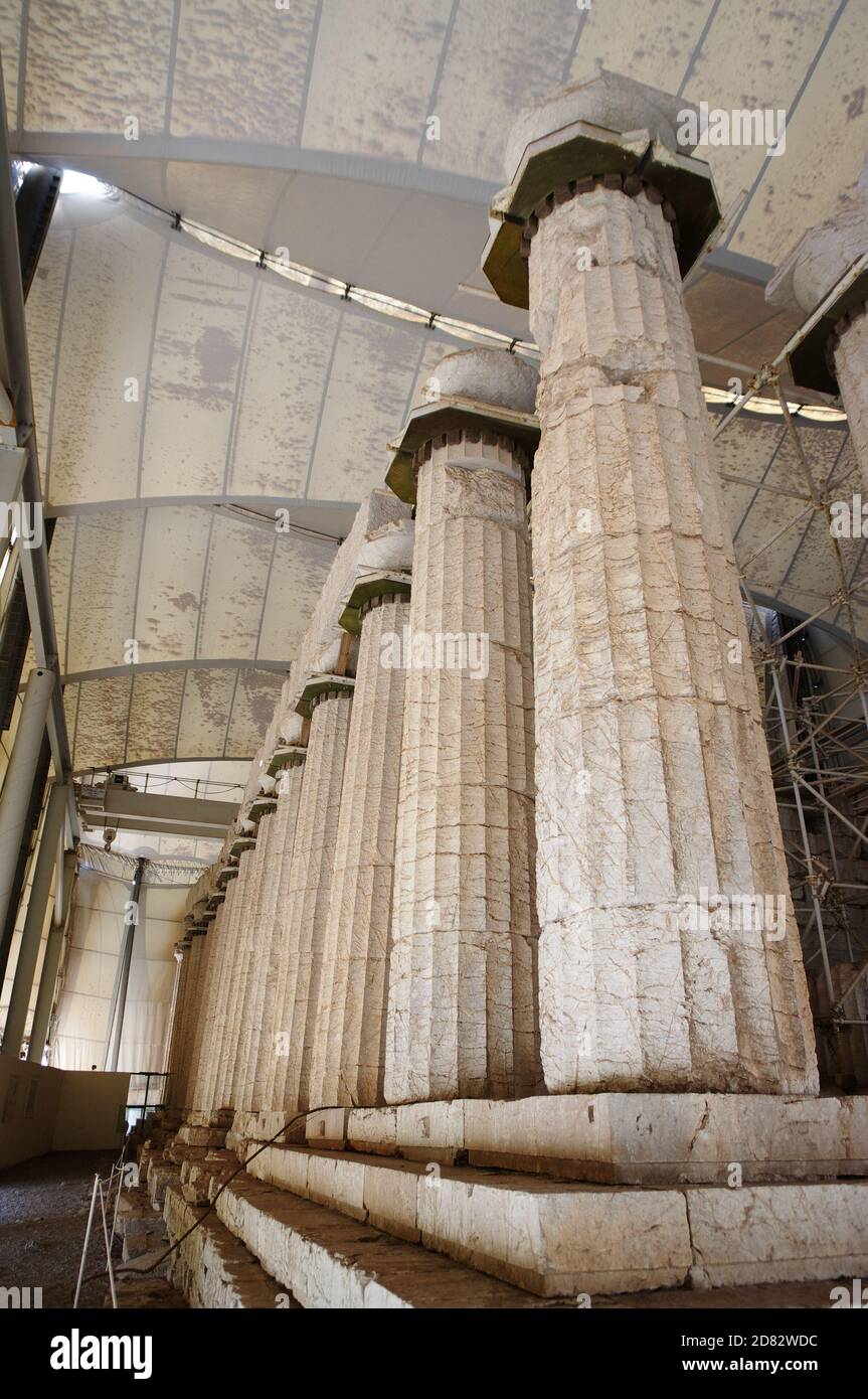 Figaleia, Grèce - 14 juillet 2009 : restauration archéologique de l'ancien temple épicurien Apollon à Vasses (ou Bassae) près de Figaleia; le monument est n Banque D'Images