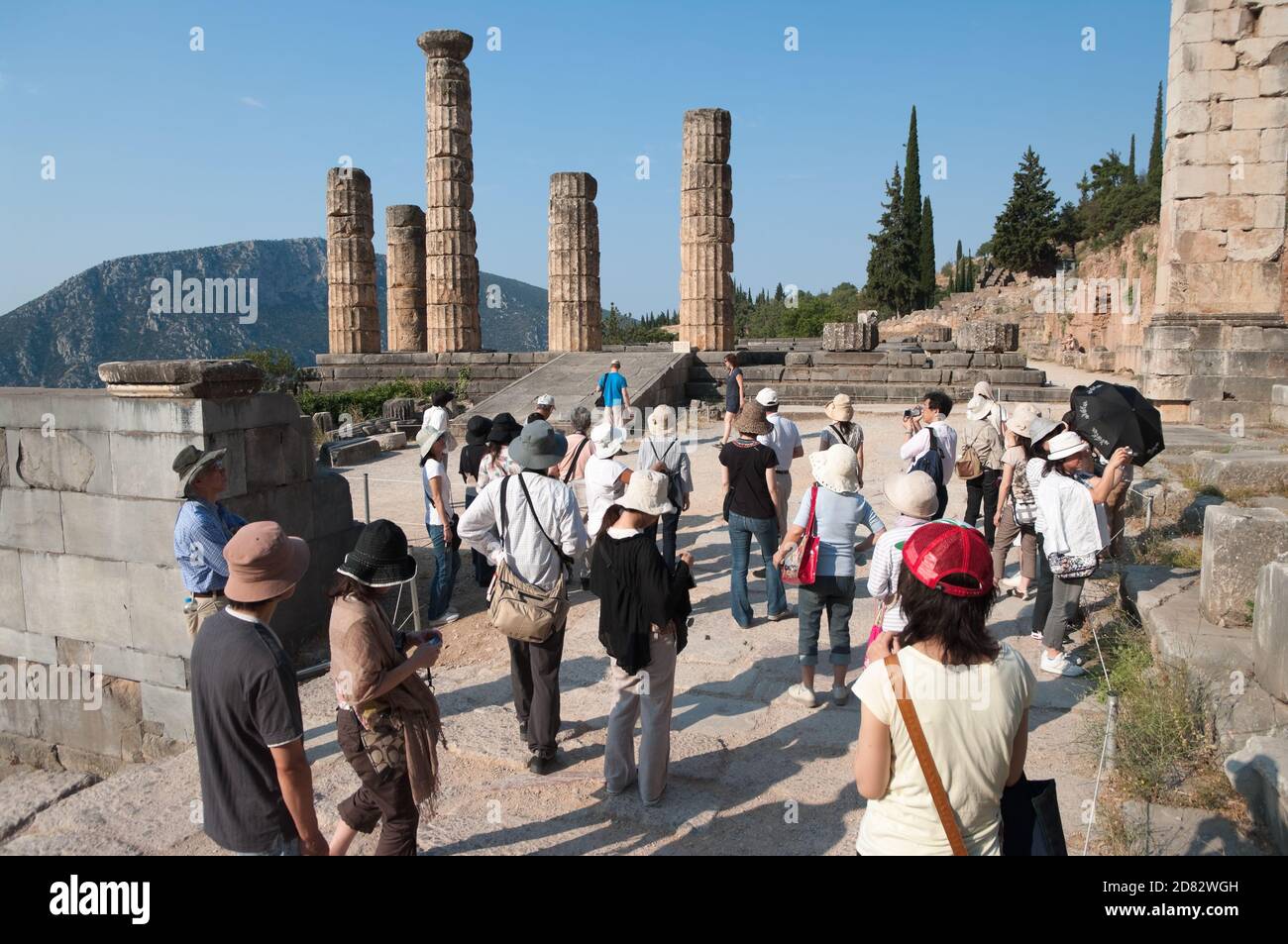 Delphes, Grèce - 18 juillet 2009: Groupe de touristes japonais visite le site archéologique d'oracle Apollo à Delphes; les touristes portent un chapeau Banque D'Images