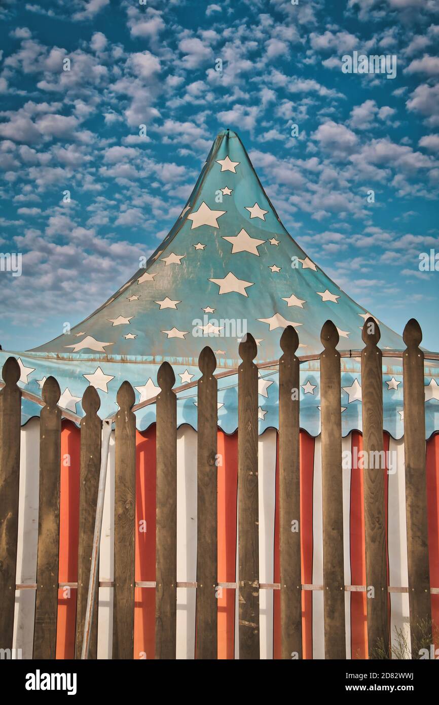 Tente de cirque vintage d'étoiles blanches sur fond bleu Banque D'Images