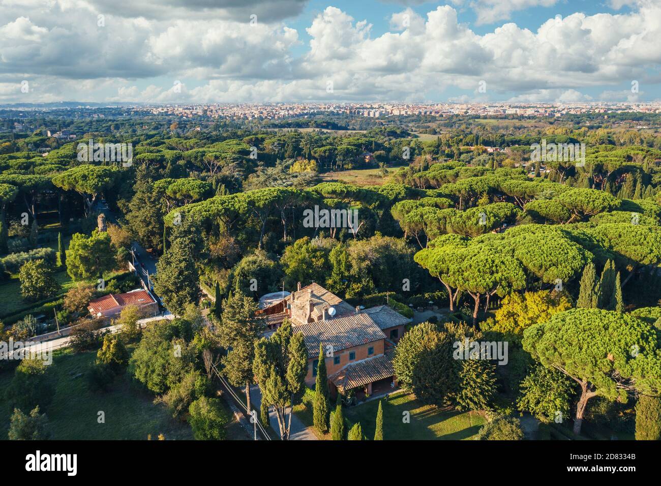 Parc verdoyant et prairies de via Appia Antica à Rome, Italie. Vue aérienne du paysage naturel de l'Europe antique. Banque D'Images