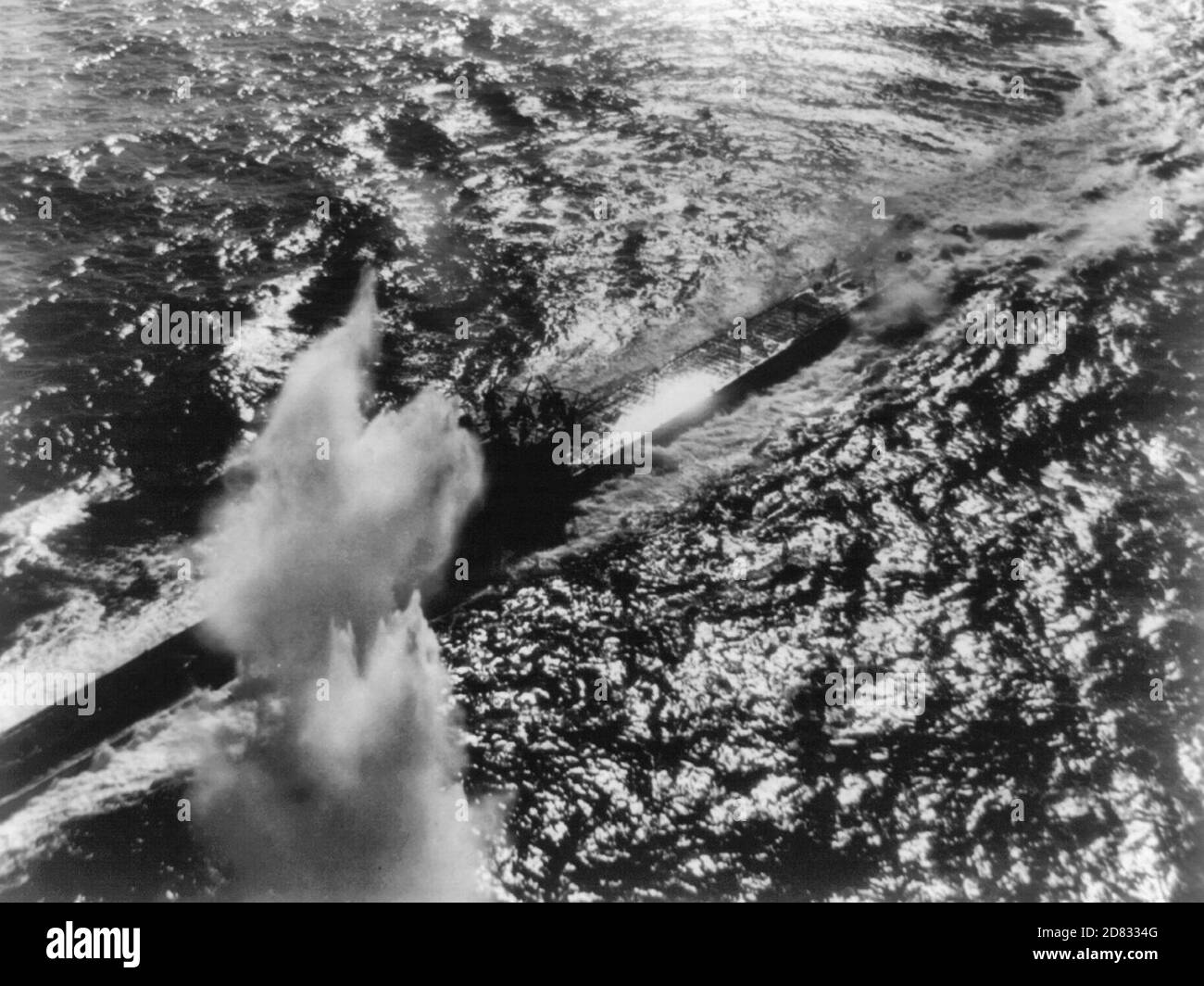 La charge de profondeur souffle le sous-marin nazi - vue aérienne du sous-marin allemand bombardé par les pilotes américains pendant la Seconde Guerre mondiale 1943 Banque D'Images